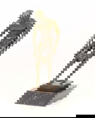 Barbat gol- statueta erotica pe soclu din marmura