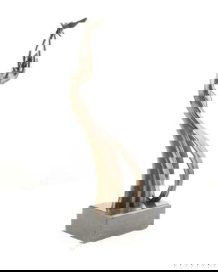 Femeie eliberand o pasare- statueta pe un soclu din marmura