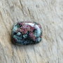 Cabochon eudialit, 21x17 mm