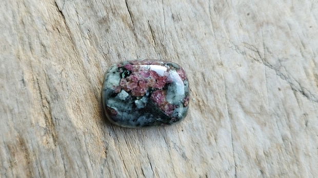 Cabochon eudialit, 21x17 mm