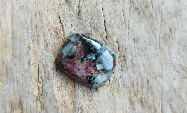 Cabochon eudialit, 21x17 mm