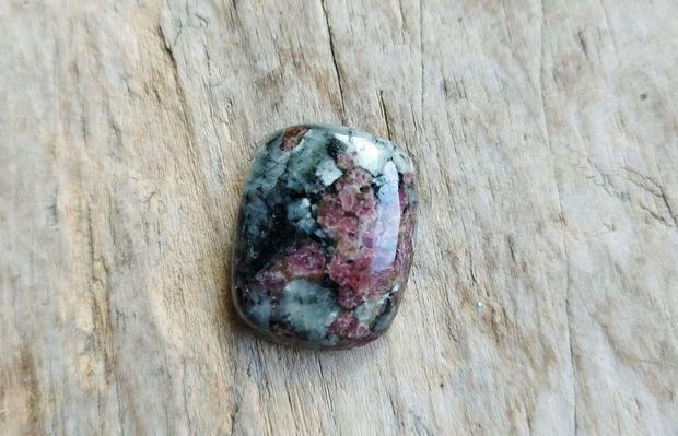 Cabochon eudialit, 21x17 mm