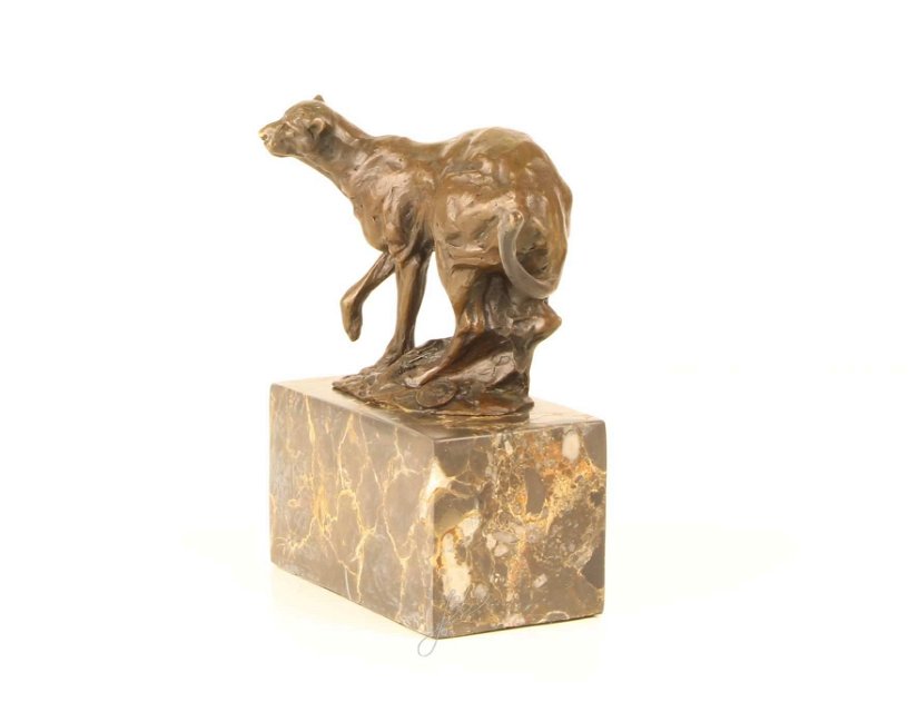Puma-statueta din bronz pe un soclu din marmura