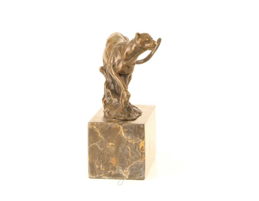 Puma-statueta din bronz pe un soclu din marmura