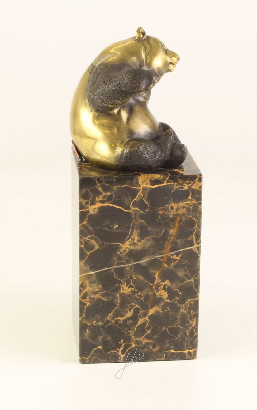 Panda- statueta din bronz pe un soclu din marmura