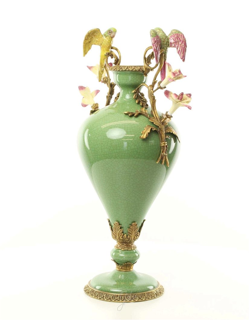 Vaza din portelan verde cu papagali din bronz