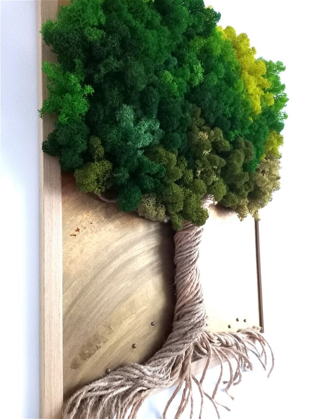 Tablou cu arbore din funie și licheni verzi