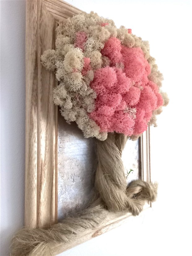 Arbore din fuior de cânepă și licheni roz