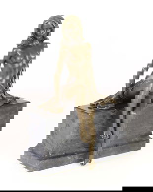 Femeie-statueta din bronz pe un soclu din marmura