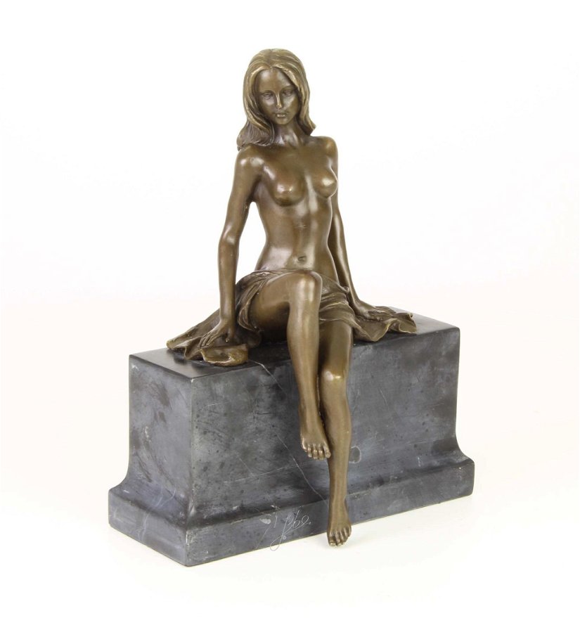 Femeie-statueta din bronz pe un soclu din marmura
