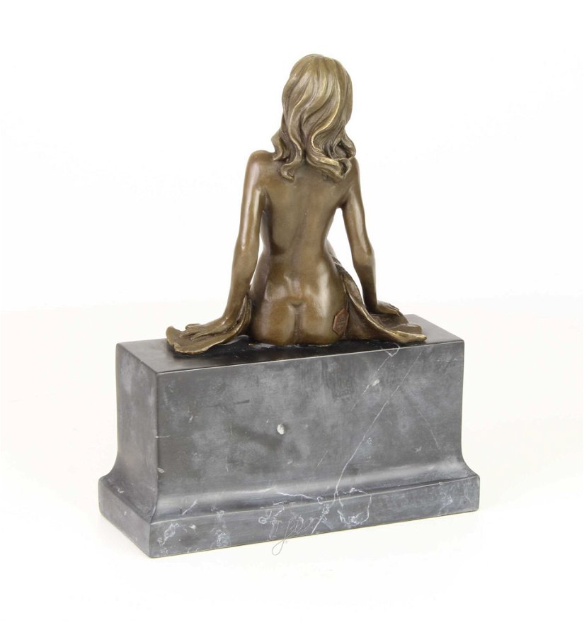 Femeie-statueta din bronz pe un soclu din marmura