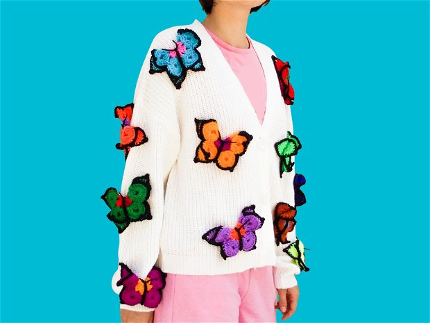 Pulover dama diverse culori decorat cu fluturi mari 3D multicolori. Jacheta cu nasturi reinterpretata. Cardigan dama accesorizat handmade. LA COMANDA