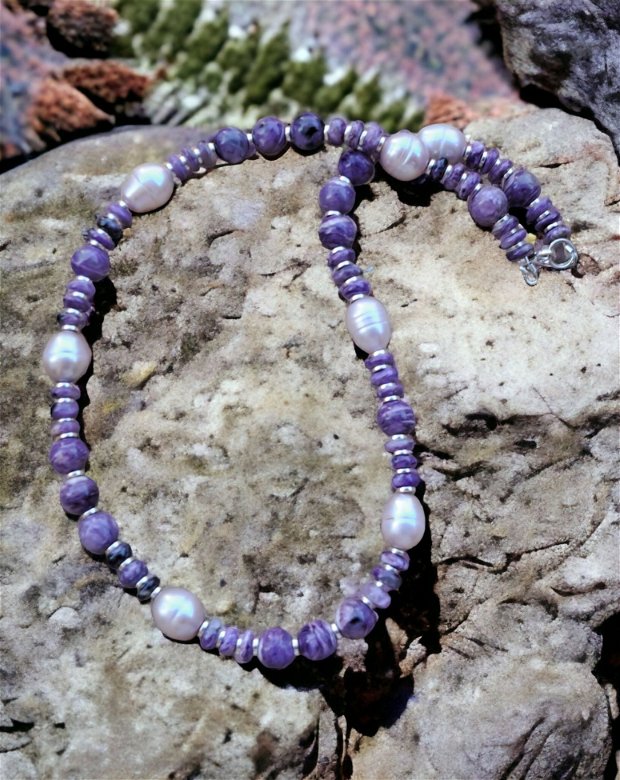 Colier cu pietre naturale de charoit și perle de cultura