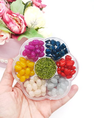 Cutiuta plastic cu margele diverse