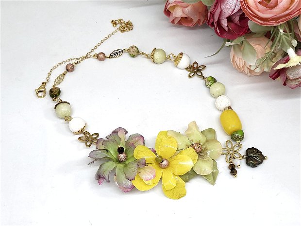 Colier asimetric floral cu jad ,coral si regalit /inox auriu