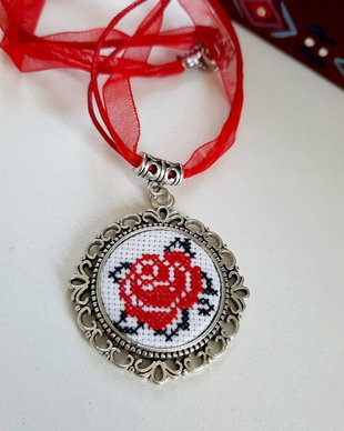Medalion brodat manual