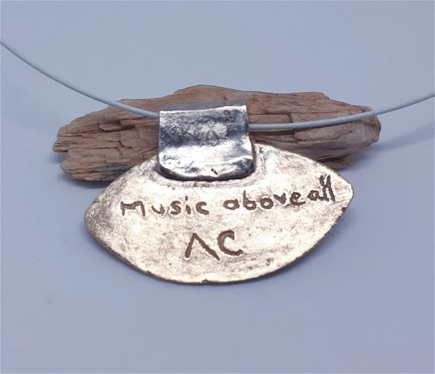 Pandantiv unicat din bronz alb si auriu cu model muzical (portative)