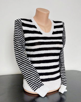 Bluza tricotata manual din acril dungi alb negru