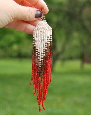 Cercei lungi margele albe si rosii 14.5 cm
