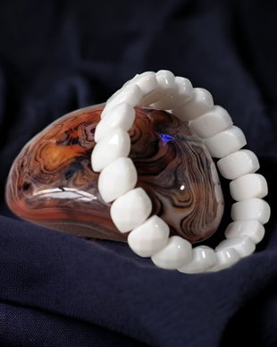 Bratara elastica din onix alb