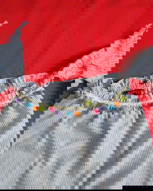 Noua/bluza  cu pomponi