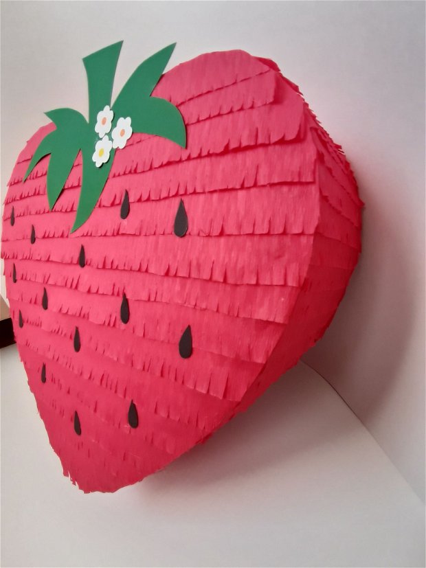 Strawberry Piñata pinata Capsuna