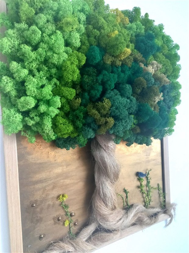 Tablou cu arbore din funie și licheni verzi