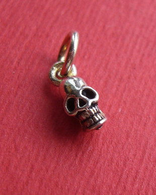 Pandantiv mic argint .925 cap de mort aprox 3x4.5x11 cu anoul (14.5 mm cu zaua)