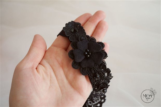 Jartiera neagra de dantela cu cristale si flori 3D