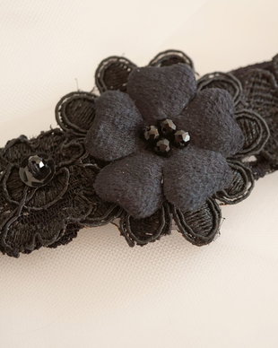 Jartiera neagra de dantela cu cristale si flori 3D