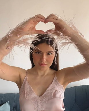 Manusi din tulle roz cu pene si paiete