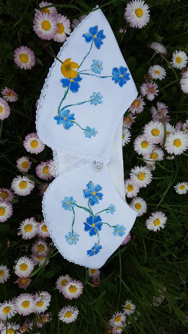 Guler alb, pictat manual cu floricele albastre