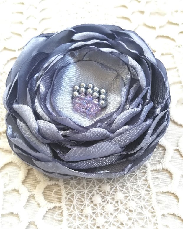 brosa floare gri argintiu satinat cu cristale si perle, 10,5 cm