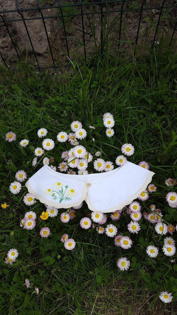 Guler alb, pictat cu flori de musetel