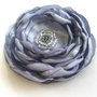 brosa floare gri argintiu satinat cu margelute albe si antracit 10,5 cm