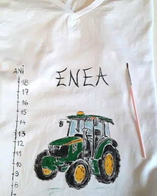 Tricou alb pictat manual si personalizat