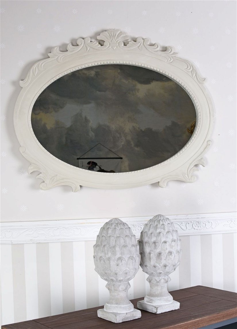 Oglinda ovala cu o rama alba din lemn antichizat