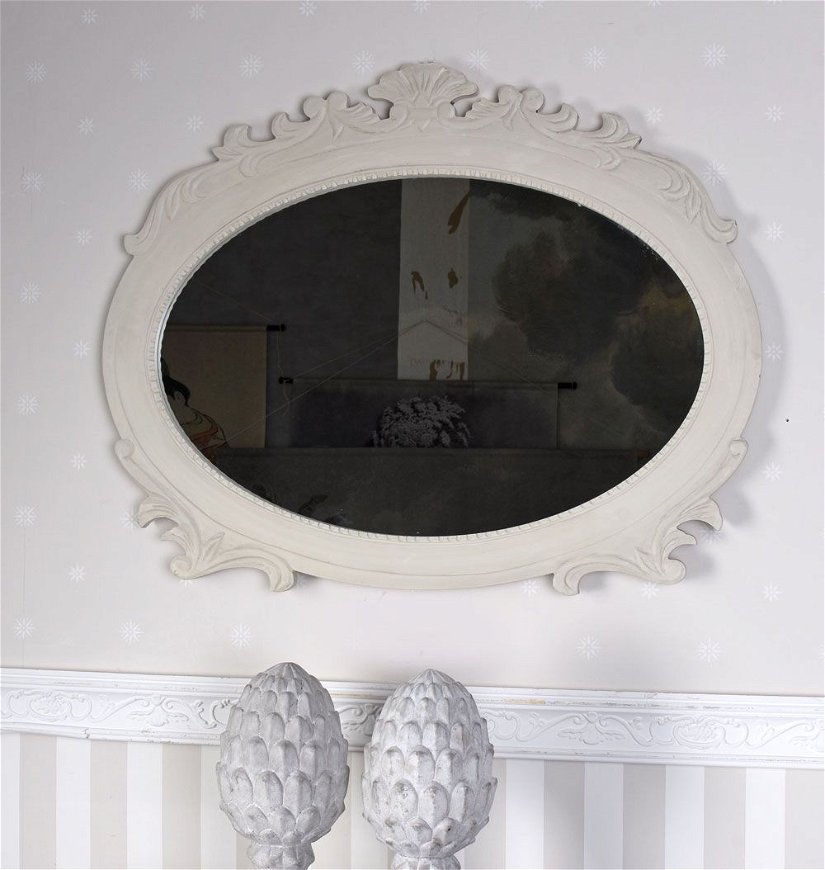 Oglinda ovala cu o rama alba din lemn antichizat