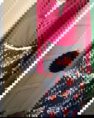 Body nou, rosu - burgund si fusta cu narcise