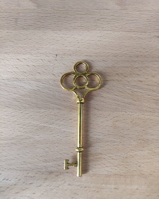 Pandantiv cheie aurie - 75x38mm