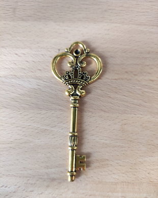 Pandantiv cheie aurie - 84x42mm