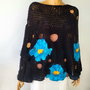 Poncho crosetat, cu flori impaslite