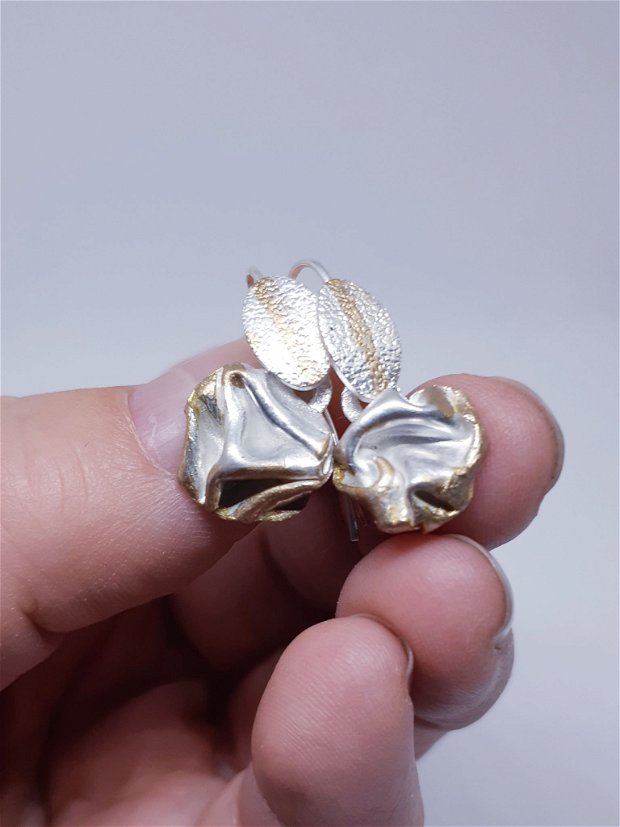 Cercei unicat, cu design organic, in forma de pepită de argint si aur