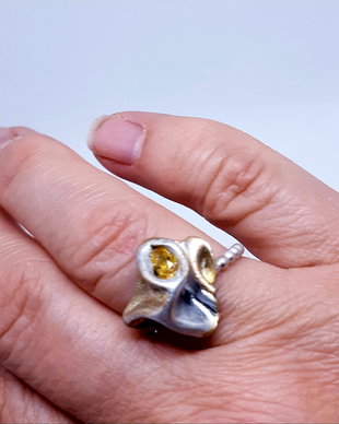 Inel unicat cu design organic, in forma de pepita de argint si aur 22k, cu o lacrima de citrin