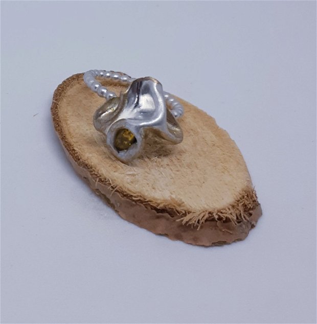 Inel unicat cu design organic, in forma de pepita de argint si aur 22k, cu o lacrima de citrin