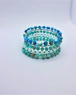 bratara memory wire cu howlit, agate, margele de Cehia, sidef si cristale
