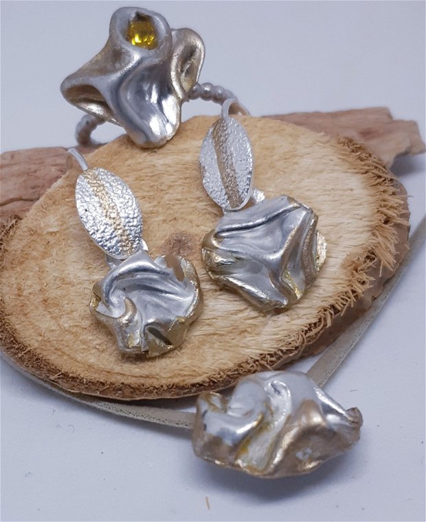 Set unicat, format din inel, pandantiv si cercei, cu design organic, in forma de pepita de argint si aur 22k