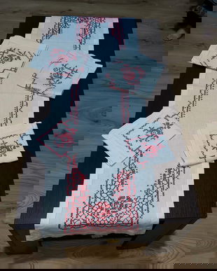 Lot format din centru masa  si servete