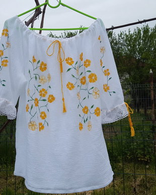 Bluza tip ie pictata manual/ie stilizata pictata manual cu floricele galbene