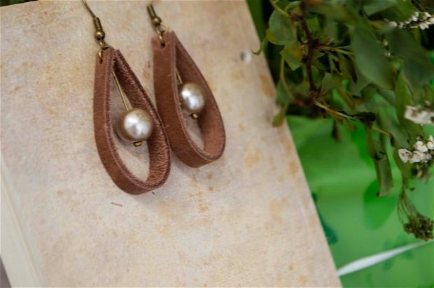 Cercei handmade din piele naturala cu perle